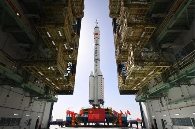 सेन्झाउ–१८’ चालक दल अन्तरिक्ष यान प्रक्षेपणका लागि तयार